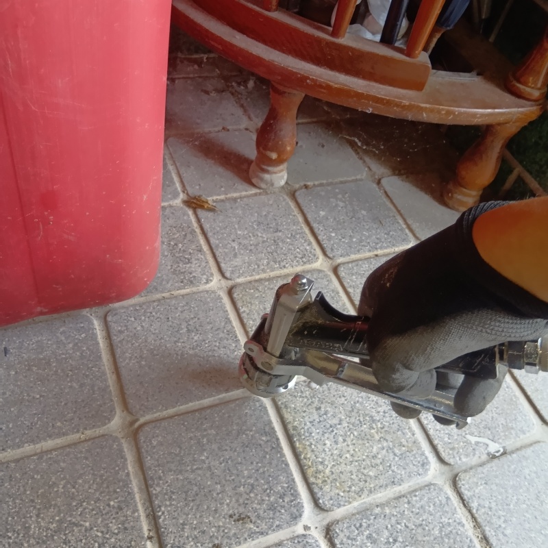 玄関床のタイルからシロアリ駆除剤を注入