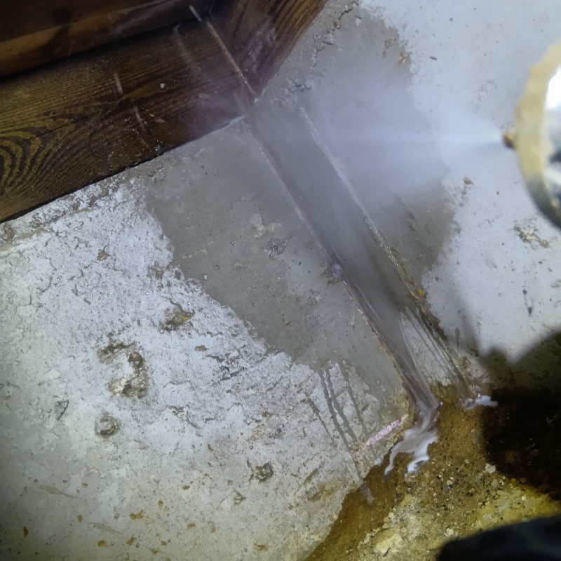 床下の基礎にシロアリ駆除剤を散布