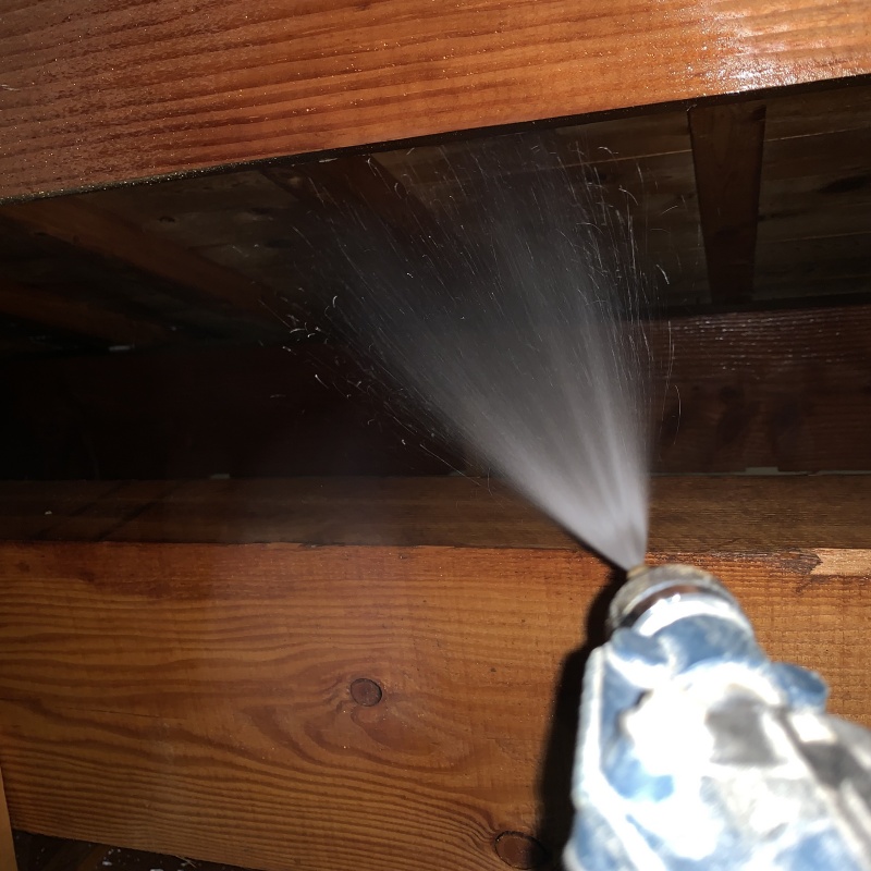 屋根裏の木部にシロアリ駆除を散布