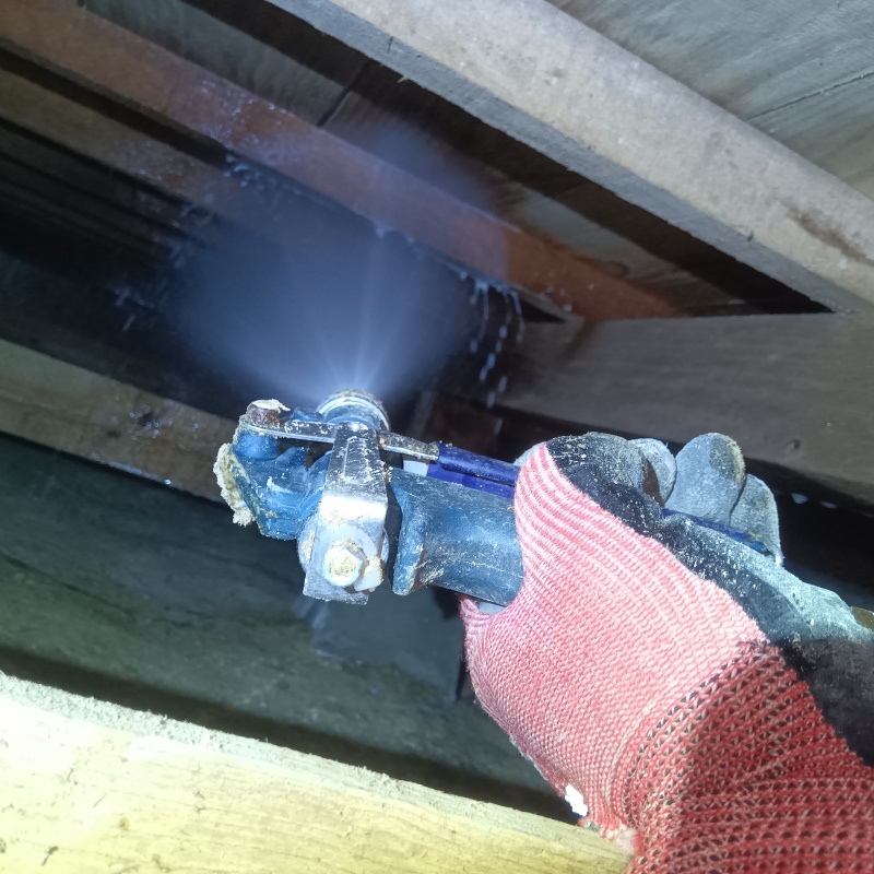 床下の木部にシロアリ駆除剤を散布