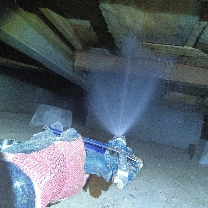 床下の木部・断熱材にシロアリ駆除剤を散布