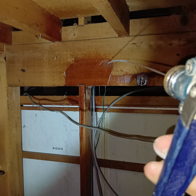 屋根裏の木部にシロアリ駆除剤を散布