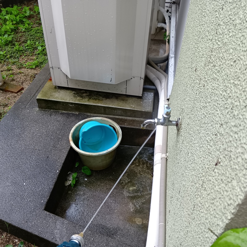 外の蛇口周辺にシロアリ駆除剤を散布