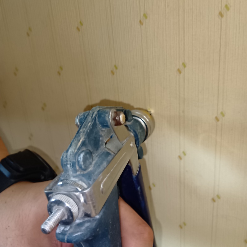 室内の壁にシロアリ駆除剤を注入