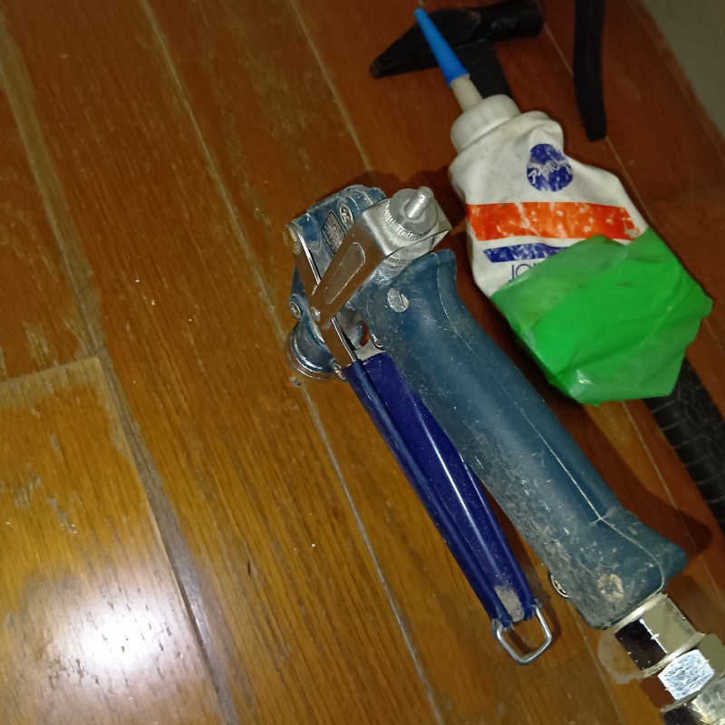 部屋のフローリングにシロアリ駆除剤を注入