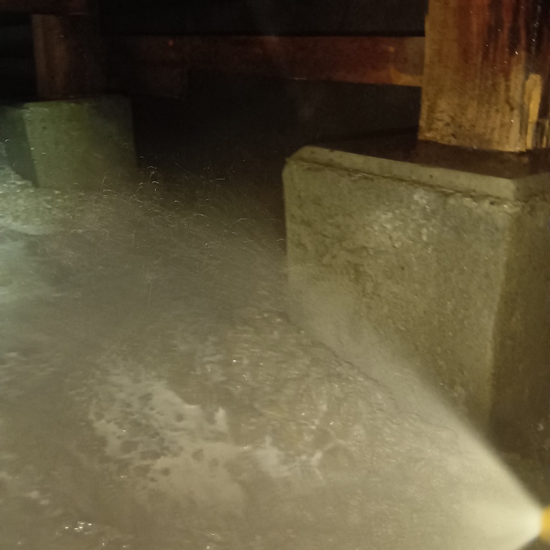 床下の地面・基礎にシロアリ駆除剤を散布