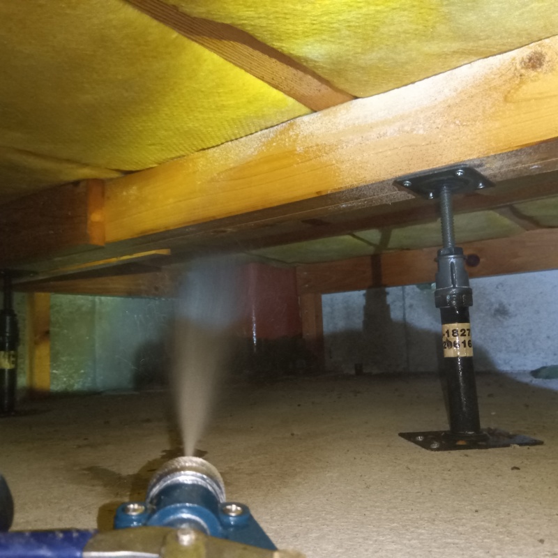 床下の木部にシロアリ駆除剤を散布