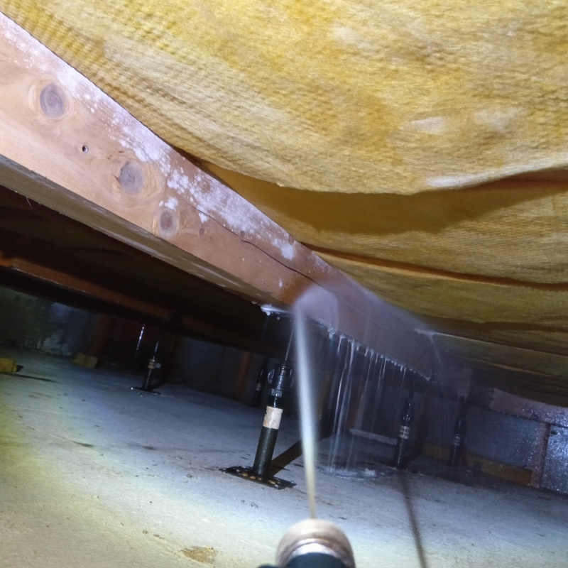 床下の木部にシロアリ駆除剤を散布