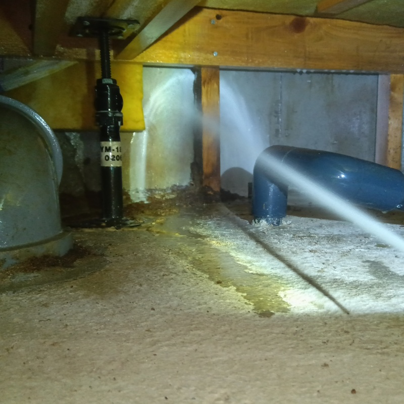 床下の基礎にシロアリ駆除剤を散布