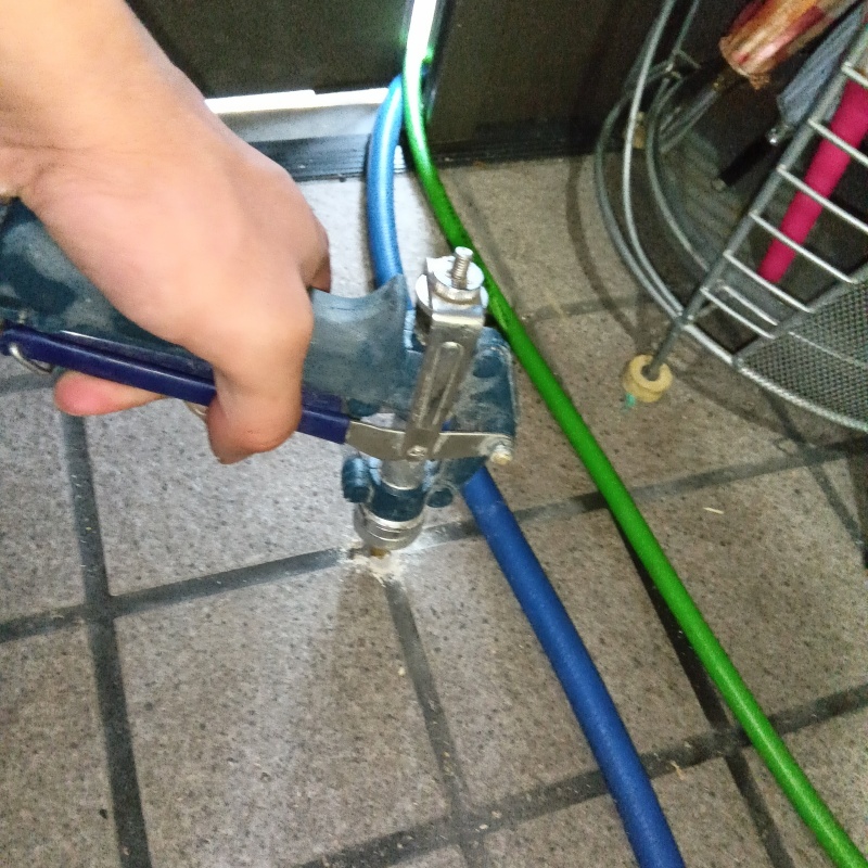玄関の床タイルにシロアリ駆除剤を注入