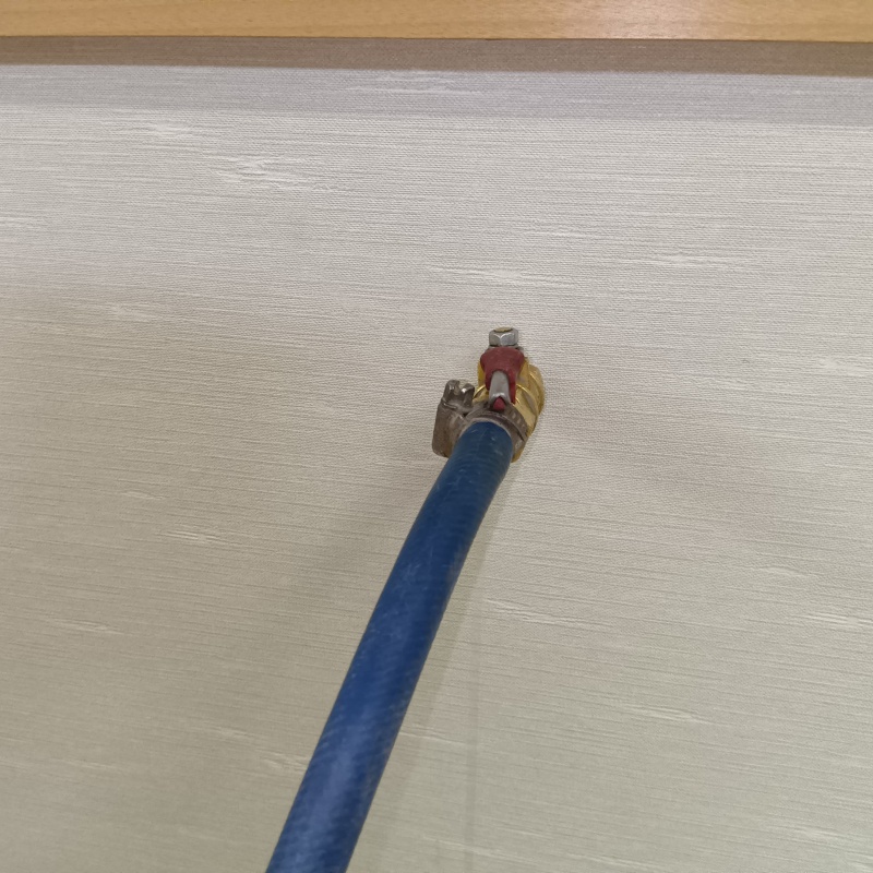 室内の壁にシロアリ駆除剤を注入