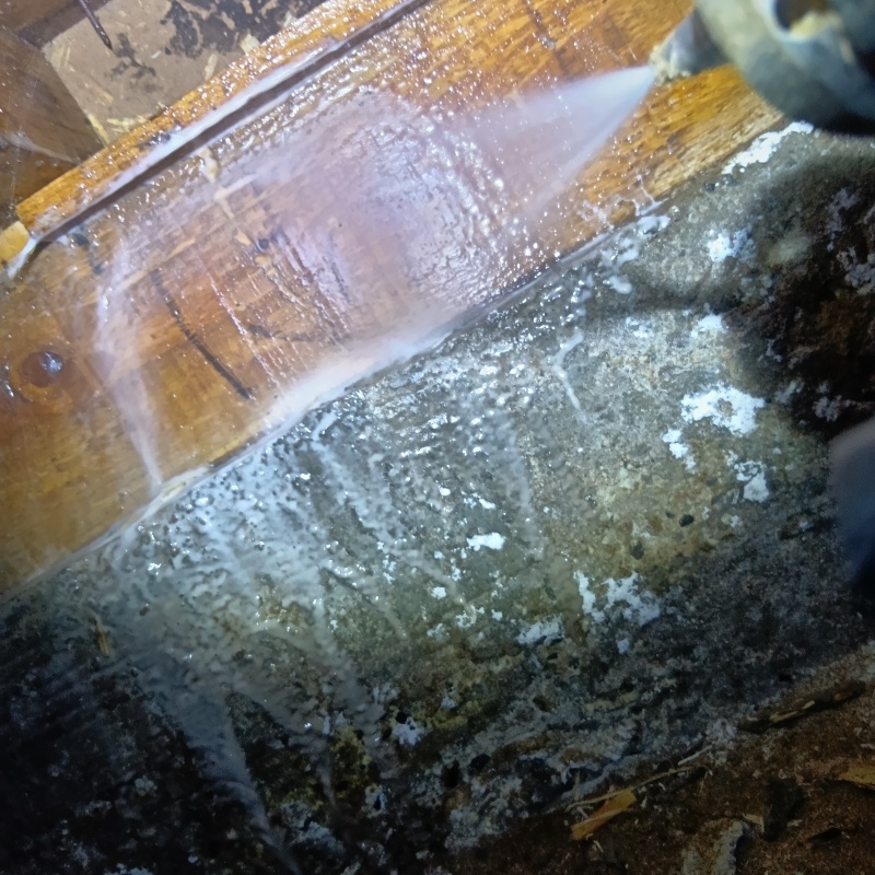 床下の木部にシロアリ駆除剤を散布