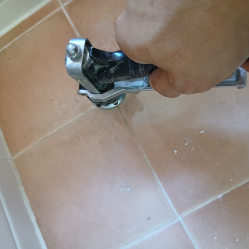 玄関の床タイルにシロアリ駆除剤を注入