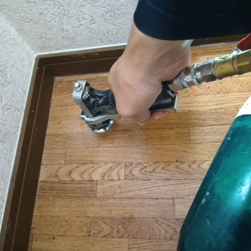 室内のフローリングにシロアリ駆除剤を注入