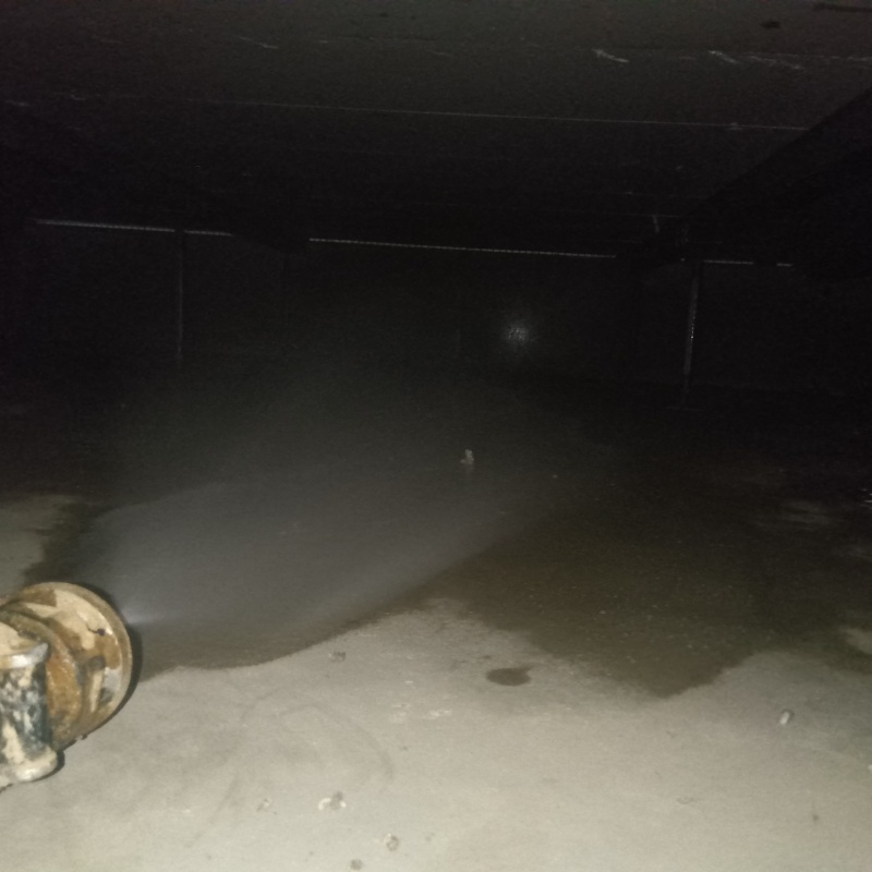 床下の地面に防蟻剤を散布