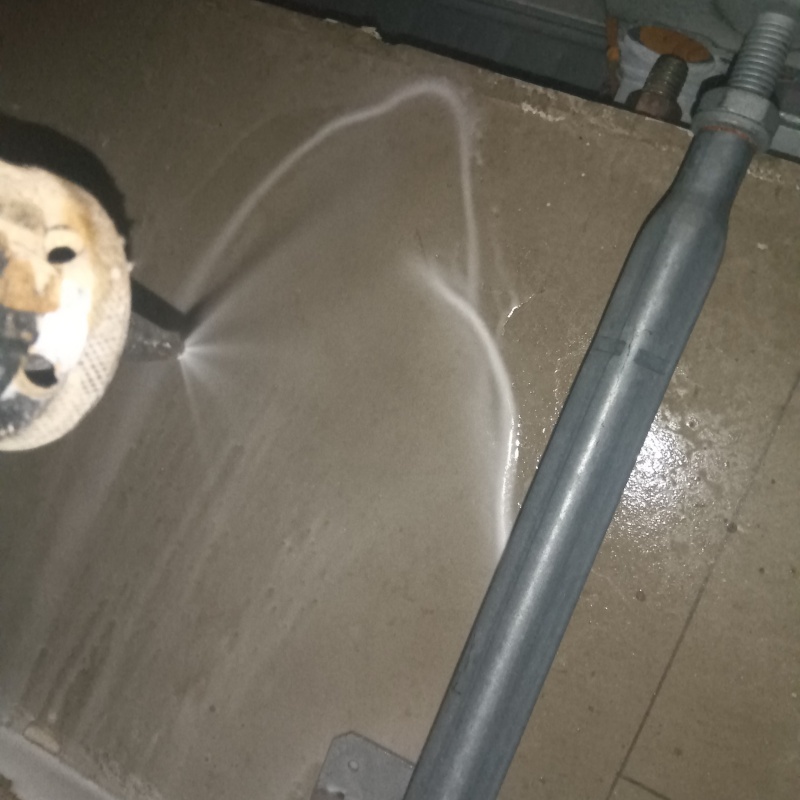 床下の地面に防蟻剤を散布