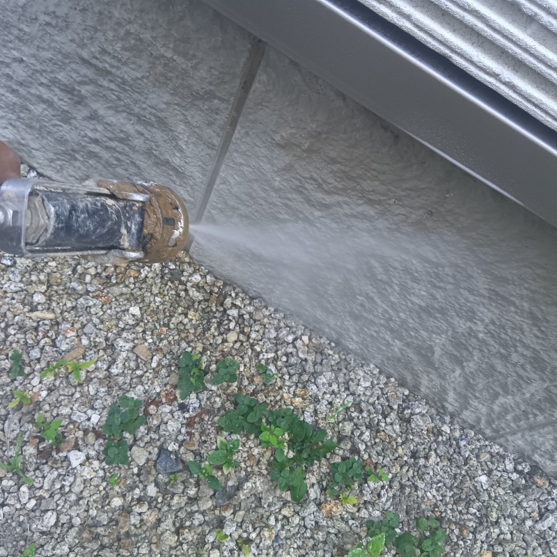 基礎に防蟻剤を散布