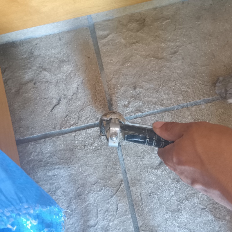 玄関床のタイルに防蟻剤を注入