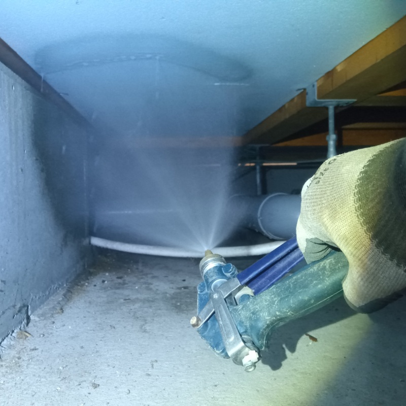 床下の基礎にシロアリ駆除剤を散布