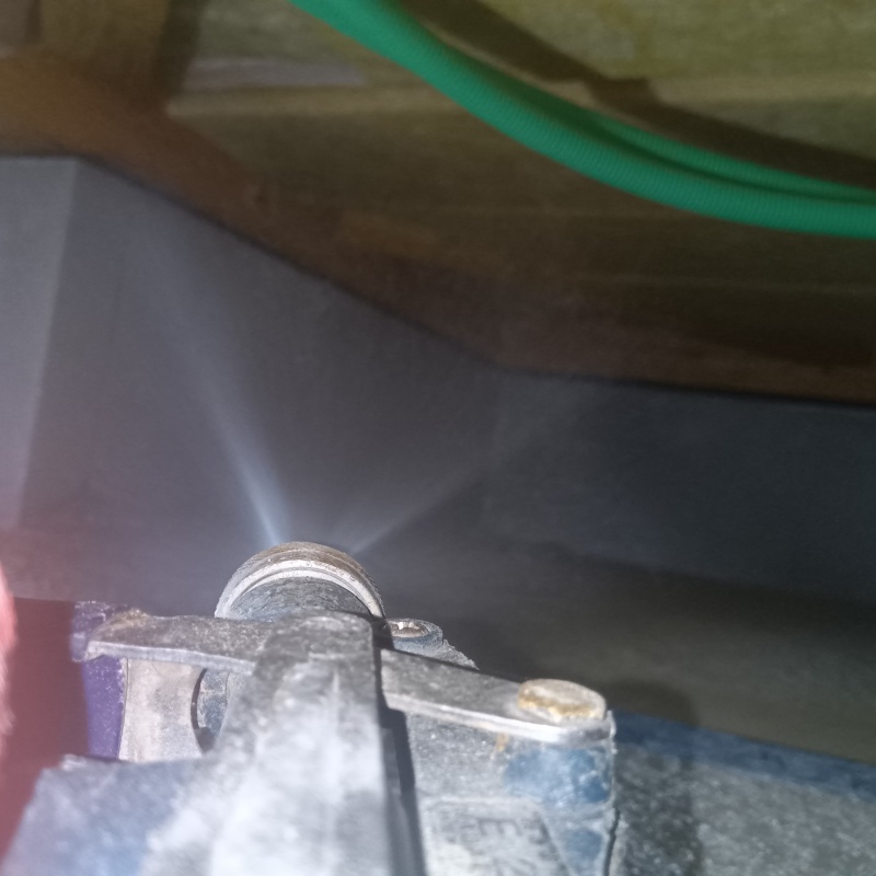 床下の木部にシロアリ駆除剤を散布