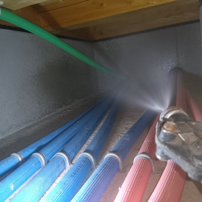 床下の基礎にシロアリ駆除剤を散布