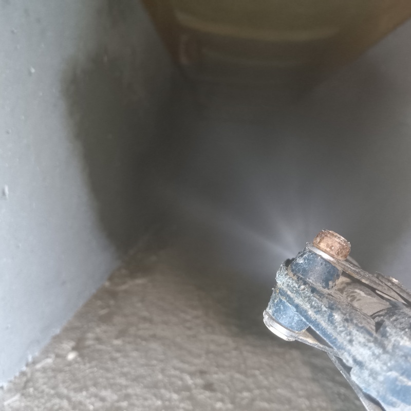 床下の基礎にシロアリ駆除剤を散布