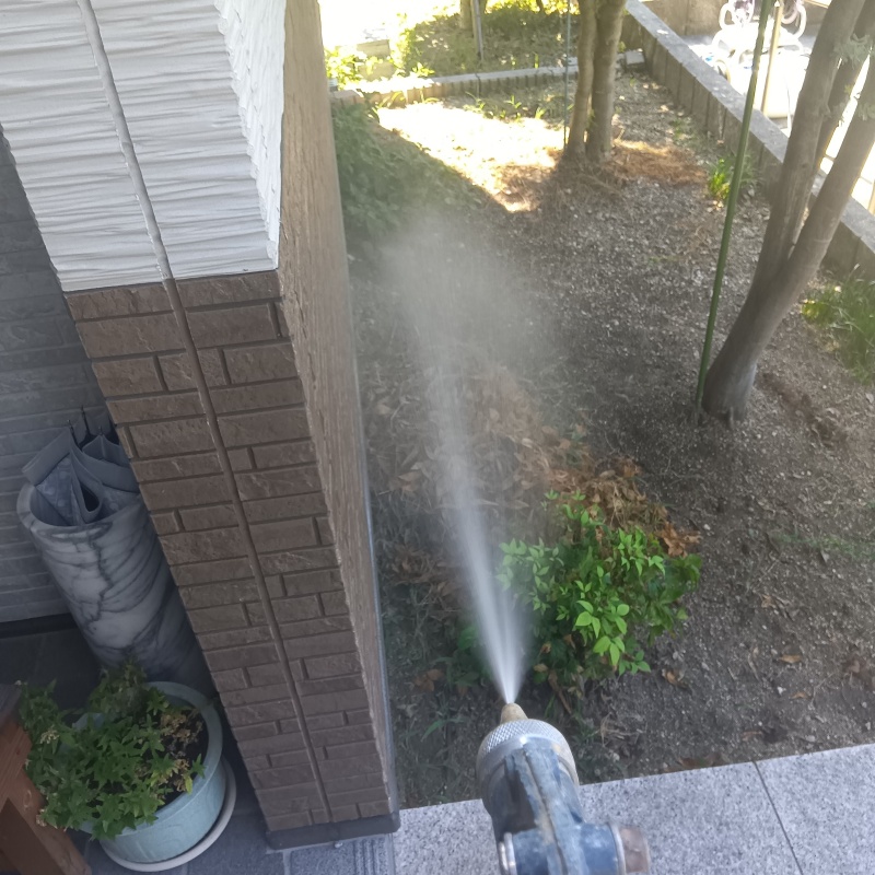 庭の土にシロアリ駆除剤を散布