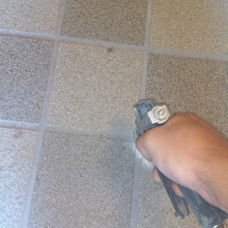 玄関床のタイルにシロアリ駆除剤を注入