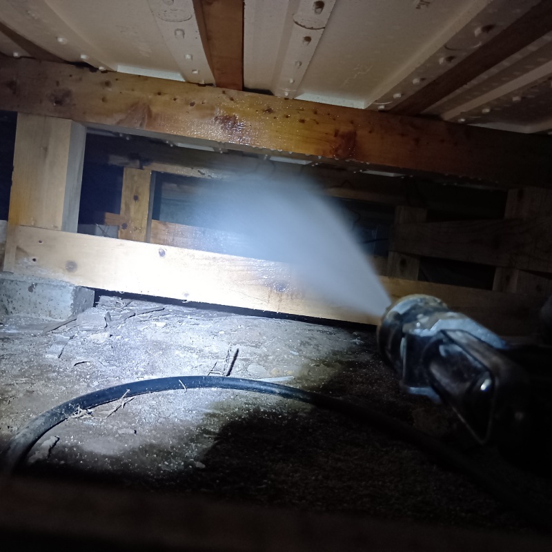 床下の木部にシロアリ駆除剤を散布