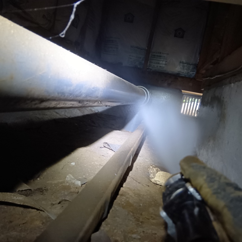 床下の配管・基礎にシロアリ駆除剤を散布