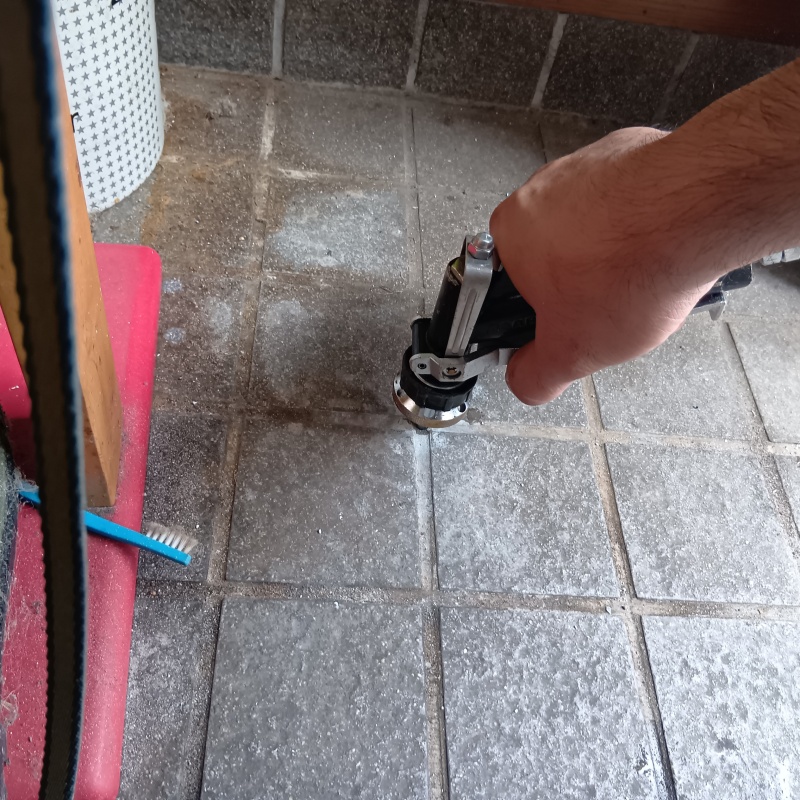 玄関の床タイルにシロアリ駆除剤を注入