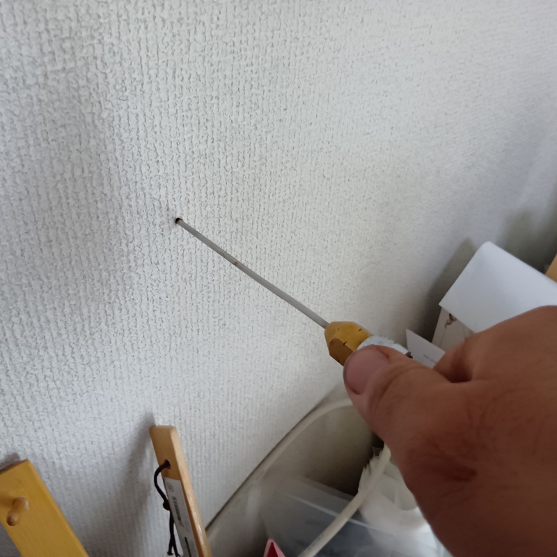 室内の壁にシロアリ駆除剤を注入