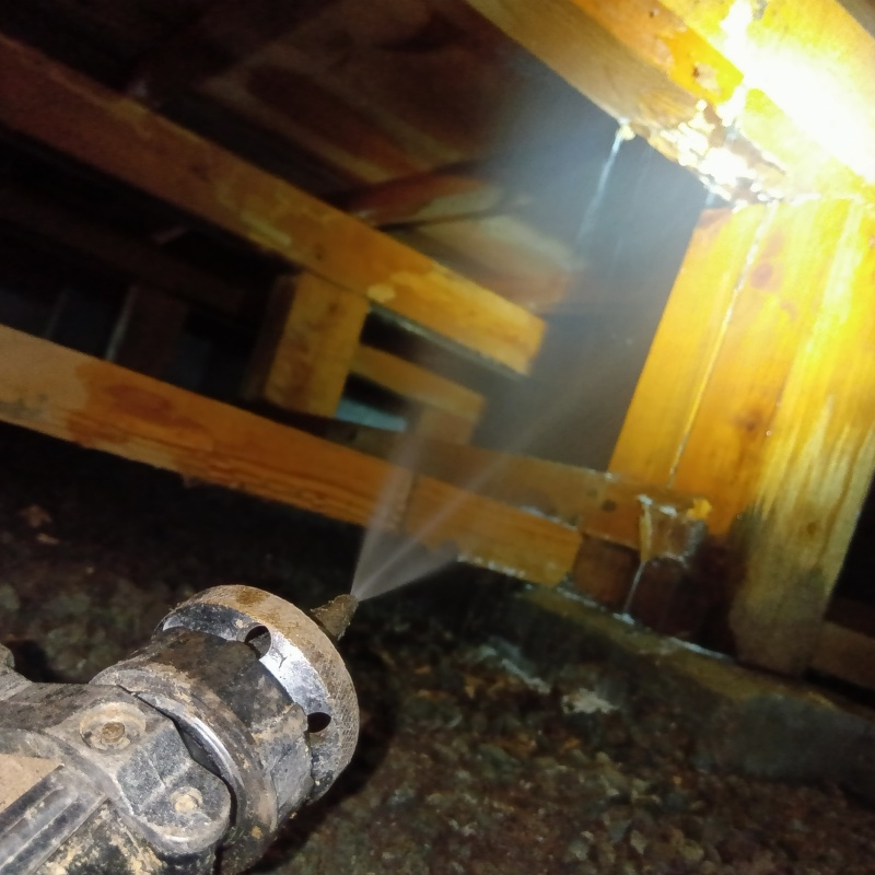 床下の木部にシロアリ駆除剤を散布