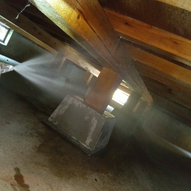 床下の木部にシロアリ駆除剤を散布