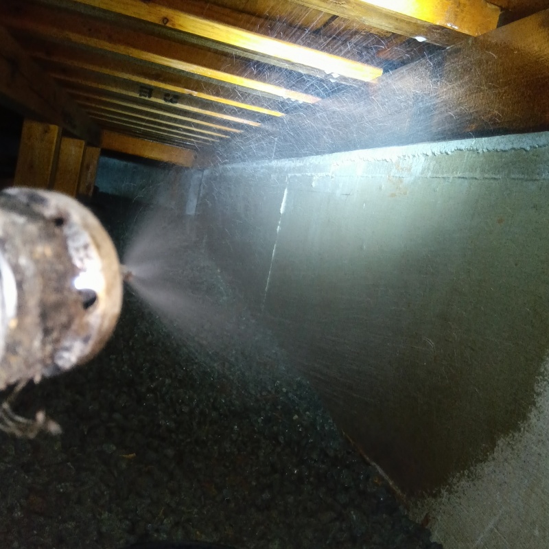 床下の基礎にシロアリ駆除剤を散布