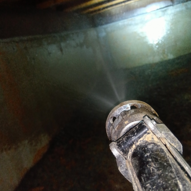 床下の基礎にシロアリ駆除剤を散布