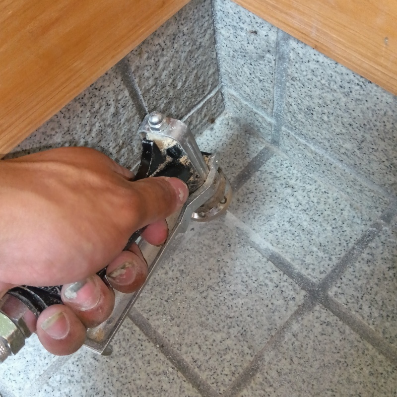 玄関床のタイルにシロアリ駆除剤を注入