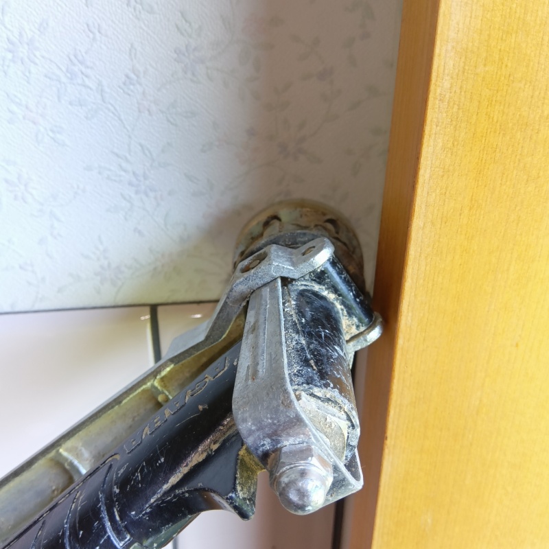 室内の壁にシロアリ駆除剤を注入