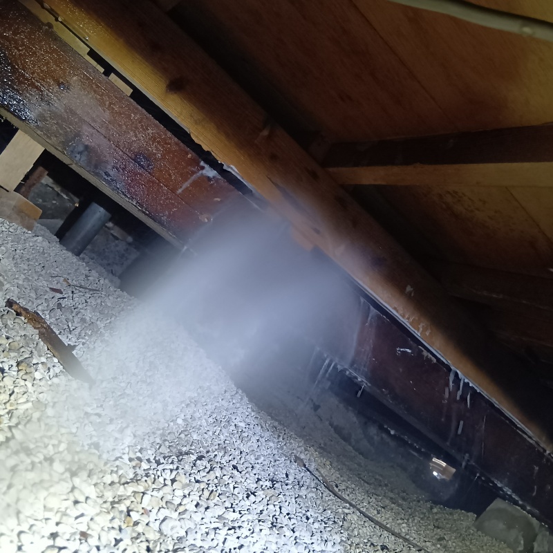 床下の木部にシロアリ駆除剤を散布