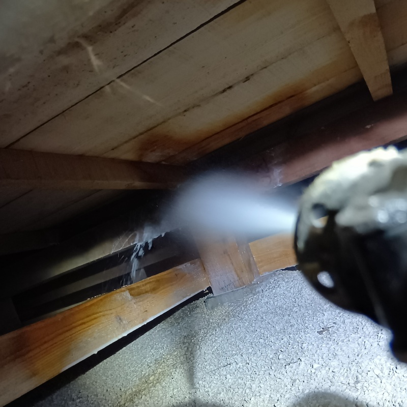 床下の木部にシロアリ駆除剤を散布