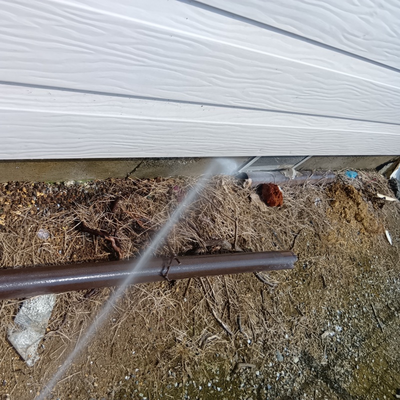 外壁の基礎にシロアリ駆除剤を散布