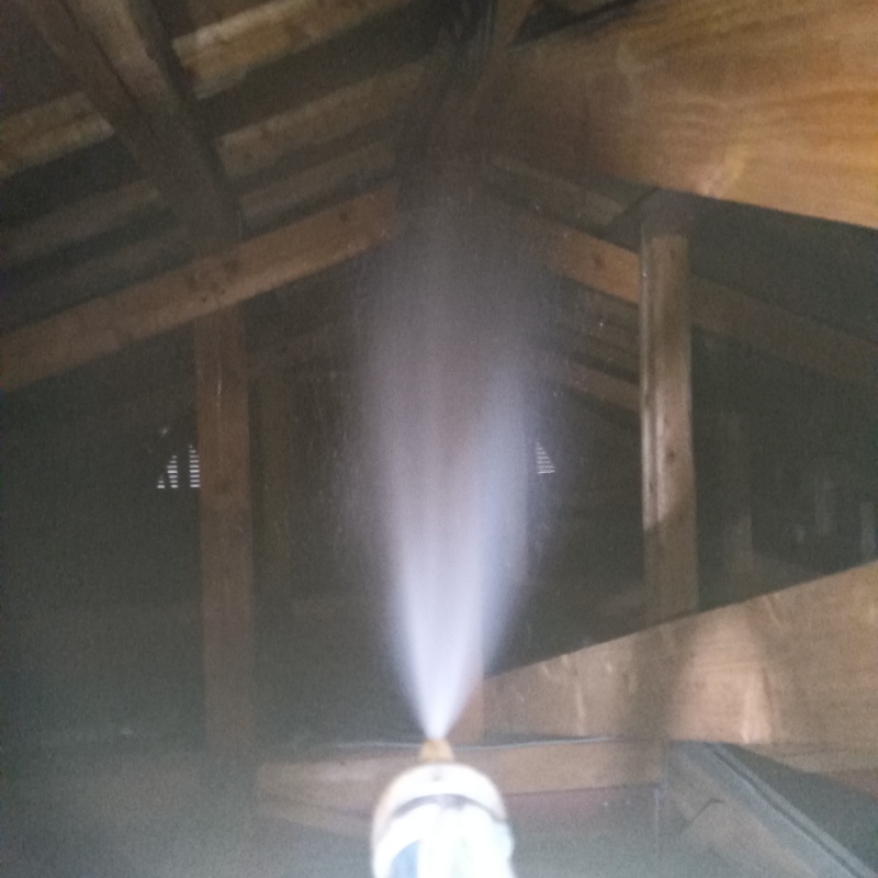 屋根裏の木部にシロアリ駆除剤を散布