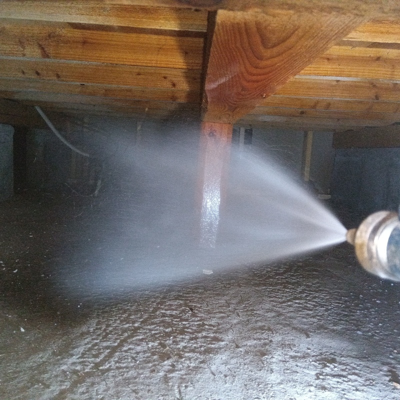 床下の地面にシロアリ駆除剤を散布