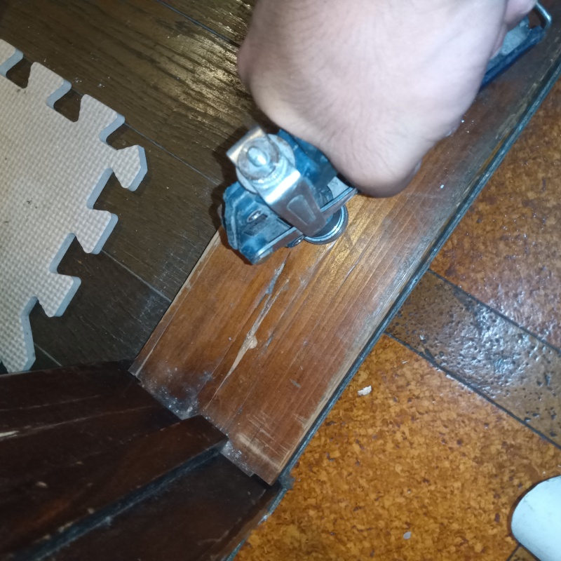 室内の床にシロアリ駆除剤を注入