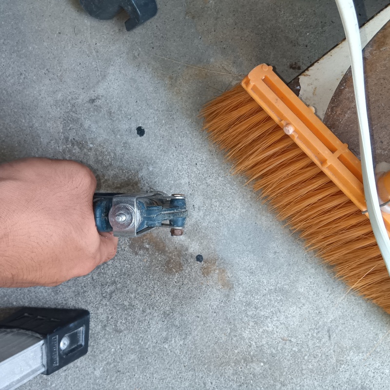 玄関の土間にシロアリ駆除剤を注入