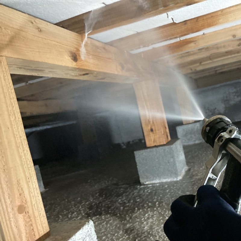 床下の木部に防蟻剤を散布