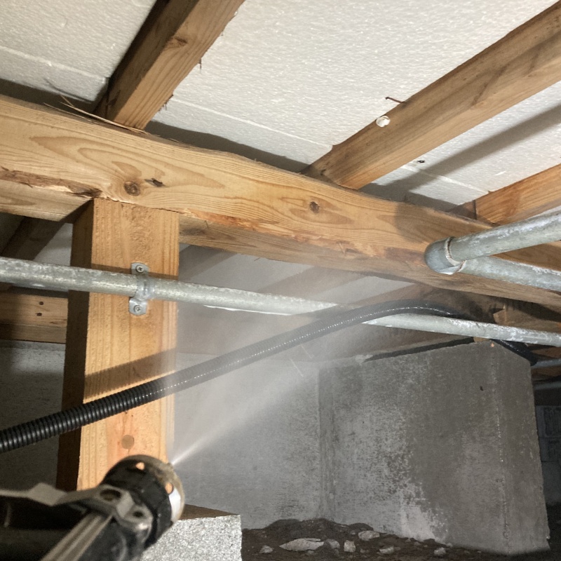 床下の木部に防蟻剤を散布