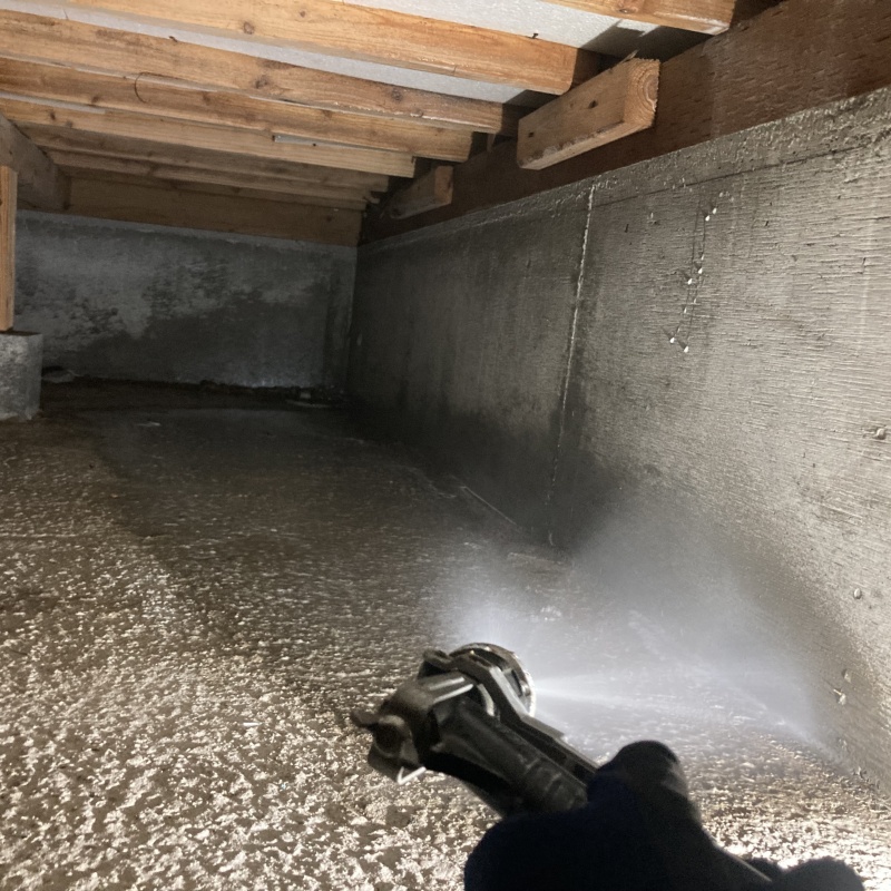 床下の地面に防蟻剤を散布