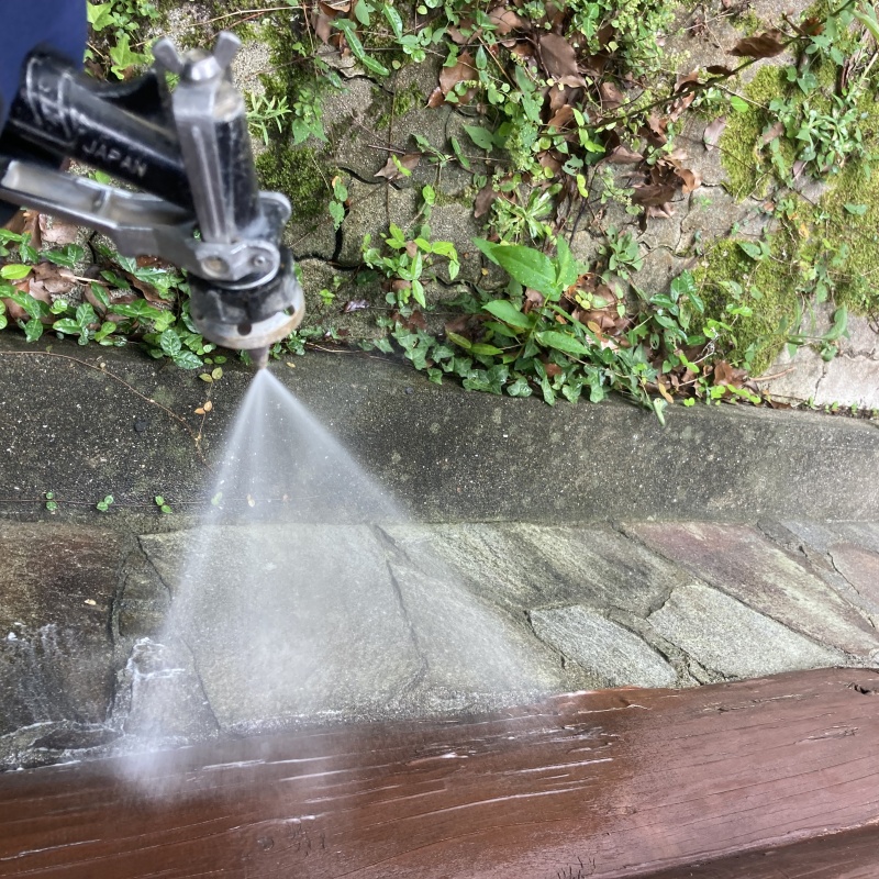 庭の石タイルに防蟻剤を散布