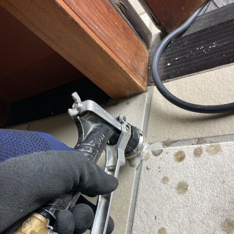 玄関床のタイルに防蟻剤を注入